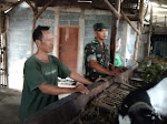 Sambangi Warga Binaannya, Babinsa 0817-09 Balongpanggang Berikan Pengalaman Berternak Kambing