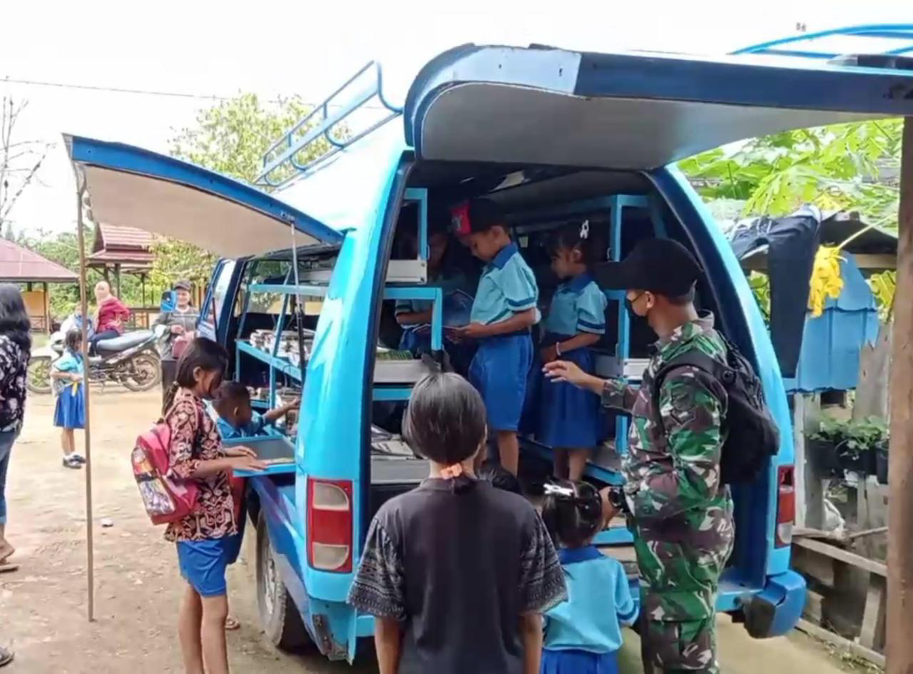 Pelaksanaan TMMD Ke-111 Mobil Pintar Milik Kodim 1202/Skw Siap Gelorakan Gemar Baca Anak-Anak Desa Sentangau Jaya