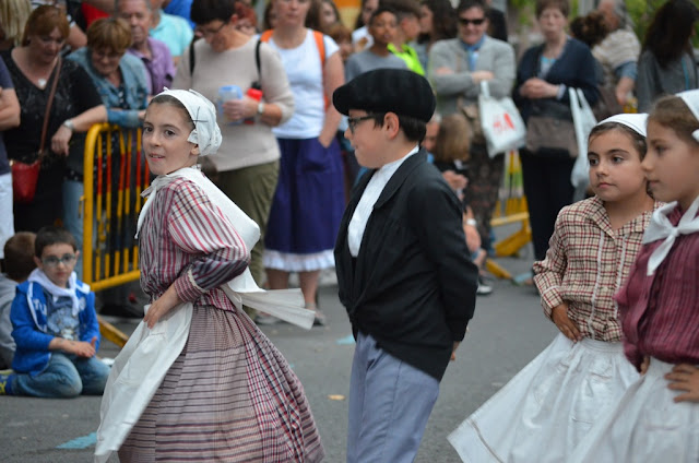 Amaia lleva hasta las fiestas de Llano las danzas vascas al aroma del chocolate de San Juan