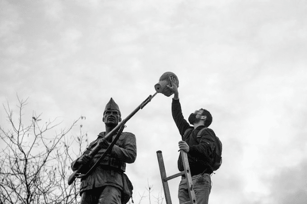 Un grupo de activistas coloca una cabeza de Franco en el monumento al legionario