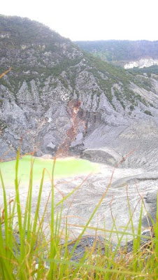 kawah terbesar di gunung tangkuban perahu