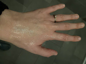Utilisation du pain de toilette aux protéines de riz sur la main