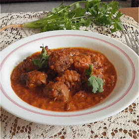 Kofta (Meatball) Curry Recipe @ treatntrick.blogspot.com