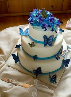 Wedding cakes with blue details