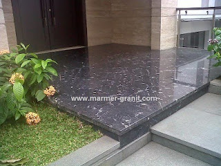 Lantai Granit Black Lactea Untuk Desain Teras Rumah  