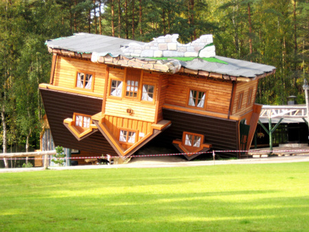 rumah terbalik polandia