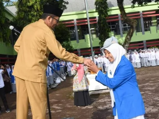Wako Hendri Septa Serahkan Beasiswa untuk 22 Siswa SMAK Padang