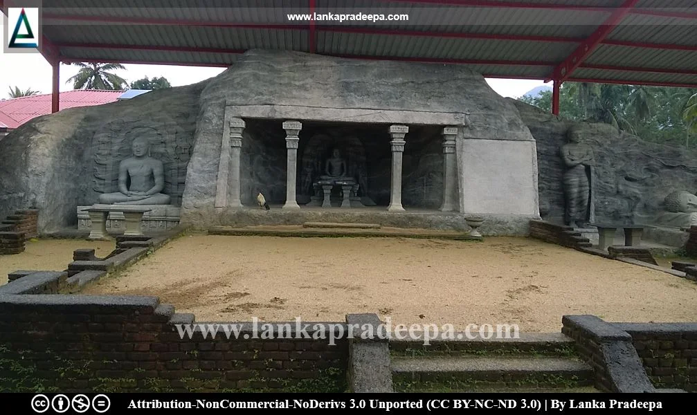 Replicas of statues of Polonnaruwa Gal Viharaya, Aramanapola