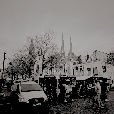 Straatbeeld met markt, Delft