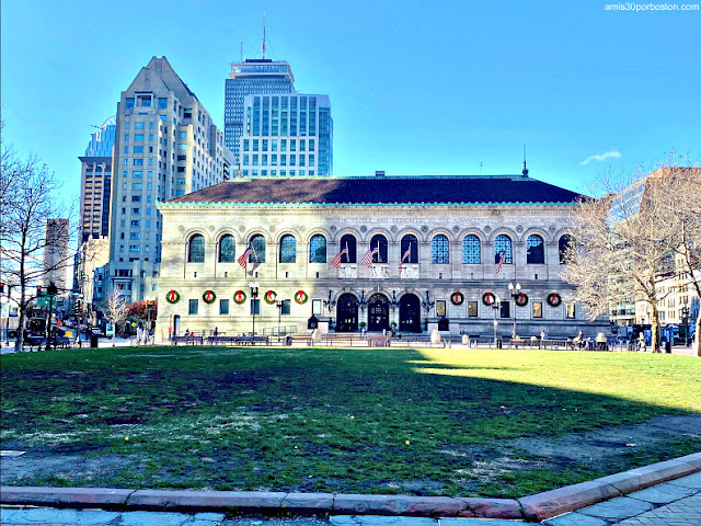 Biblioteca Pública de Boston y The Prudential desde Copley Square
