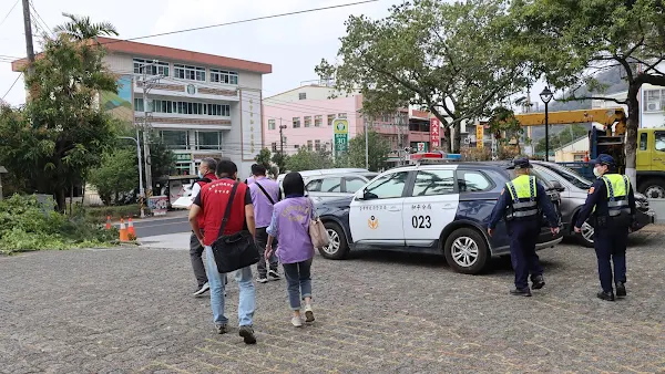 ▲彰化及臺中分署執行人員會同警方前往臺中市和平區拘提陳男。（法務部行政執行署彰化分署提供）