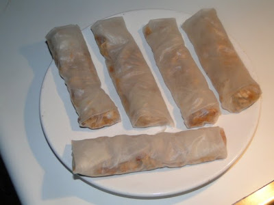 Het vouwen van de spring rolls, fase 4.