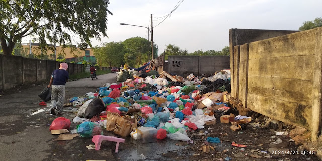 Warga Tanjunguma Keluhkan Sampah Menumpuk Keluarkan Bau Tak Sedap.