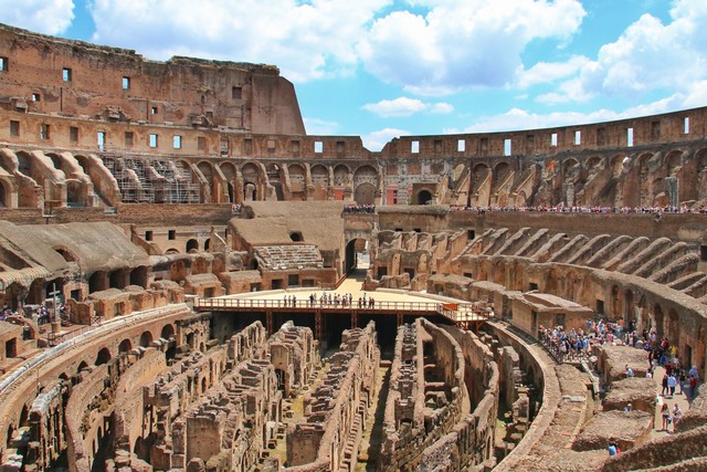 Interior y subterráneos Coliseo en Roma