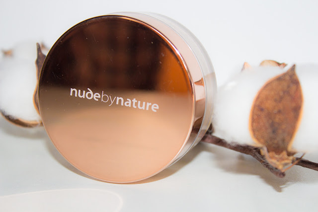 Un joli teint naturel avec la poudre Nude By Nature
