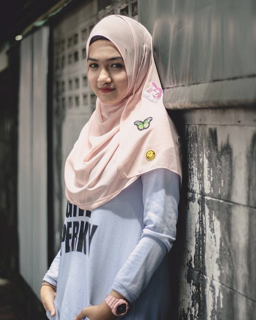 gambar cewek2 cantik buat quotes berhijab