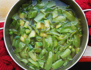 Soupe de petits pois avec cosses, courgette et olives