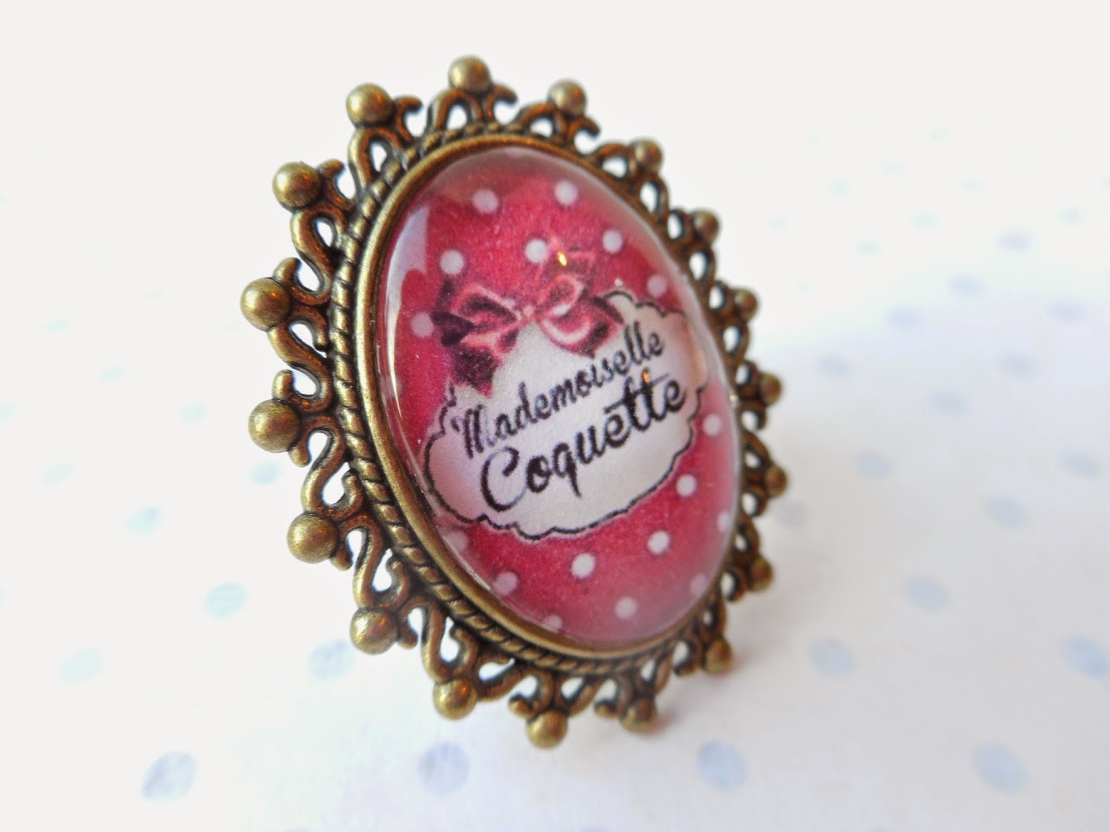 http://www.alittlemarket.com/bague/fr_bague_vintage_bronze_cabochon_verre_mademoiselle_coquette_les_pois_rouge_et_blanc_creation_miss_coopecoll_-11877841.html