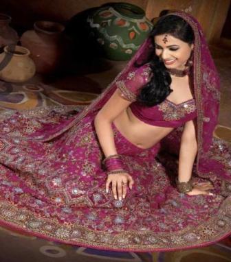 Bridal saree is incomplete without jewelry From sparkling diamonds to 