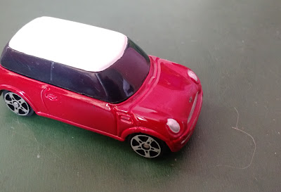 Miniatura de metal Maisto , Minicooper vermelho, teto branco - 6cm de comprimento  R$ 10,00