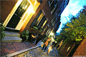 Acorn Street durante Halloween en Beacon Hill, Boston