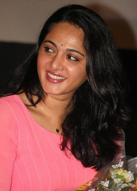 anushka  shetty in pink dress