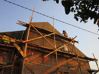 pembangunan dinding atap rumah