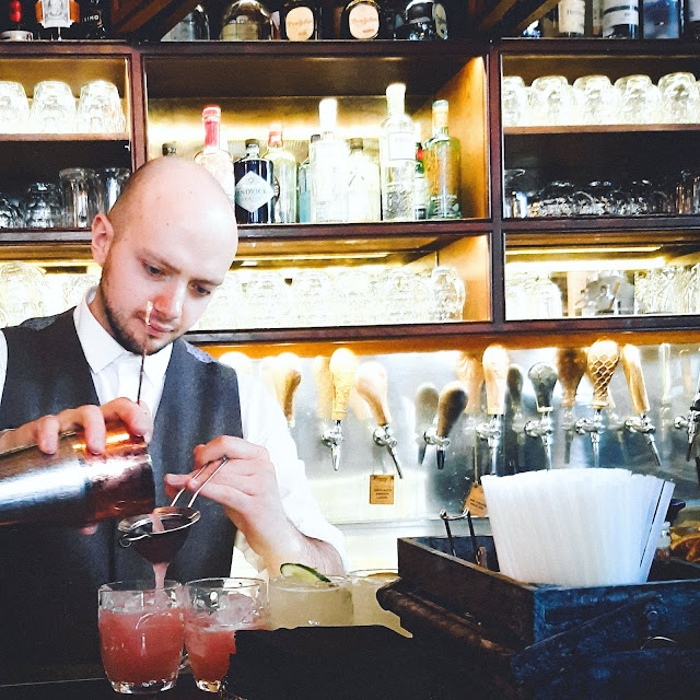 Mr Foggs Gin Parlour, Mixologist making cocktails, gin cocktails