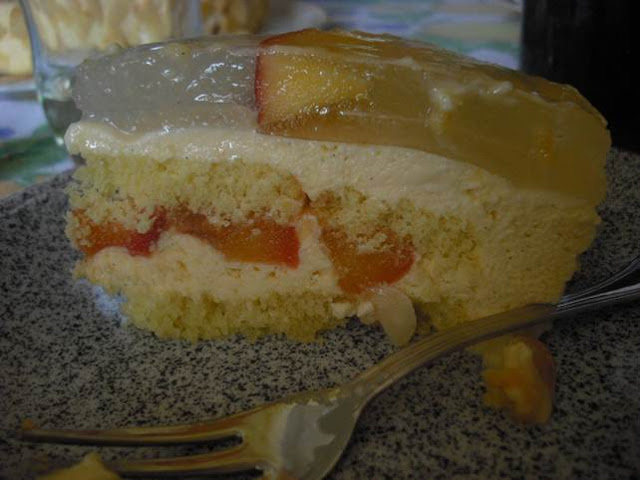 Torta mascarpone e miele con aspic di moscato e pesche