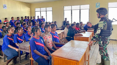 Tumbuhkan Semangat Belajar! Satgas YR 321/GT Bagikan Tas Sekolah ke Anak Papua