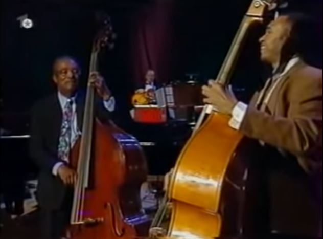 Les contrebassistes Ray Brown et John Clayton en 1994 à Cologne