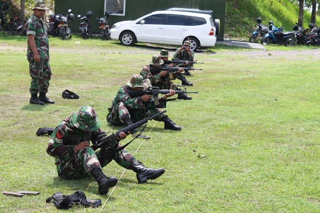 PRAJURIT KODIM 0726 SKH MELAKSANAKAN LATIHAN MENEMBAK