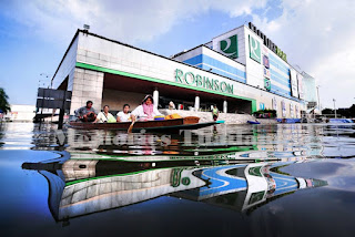 In front of Robinson with the Thailand floodings problem