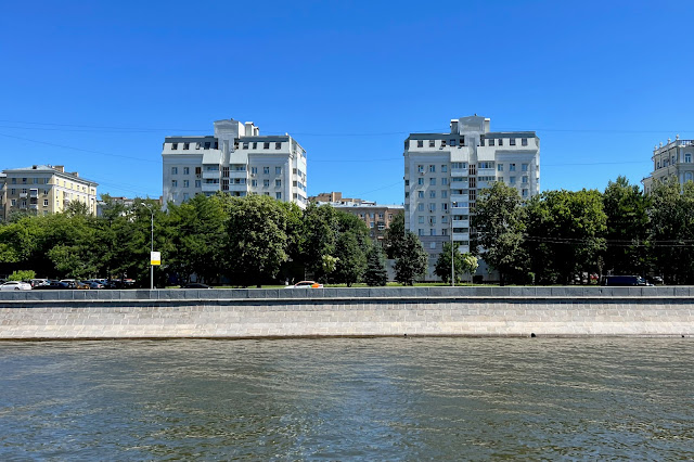 Москва-река, Краснохолмская набережная, жилые дома 1961-1962 годов постройки (надстроены в 2000-х годах)