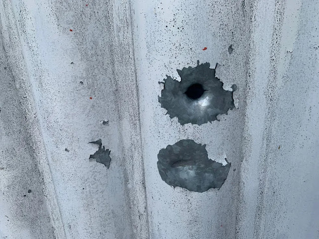 Criminosos atiram mais de 10 vezes contra fachada de casa onde estavam mulher e criança no RN