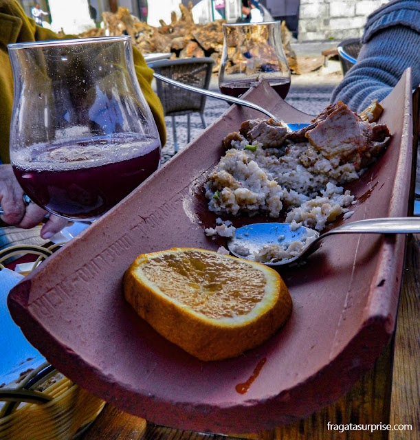 migas à alentejana, prato típico de Évora, Portugal