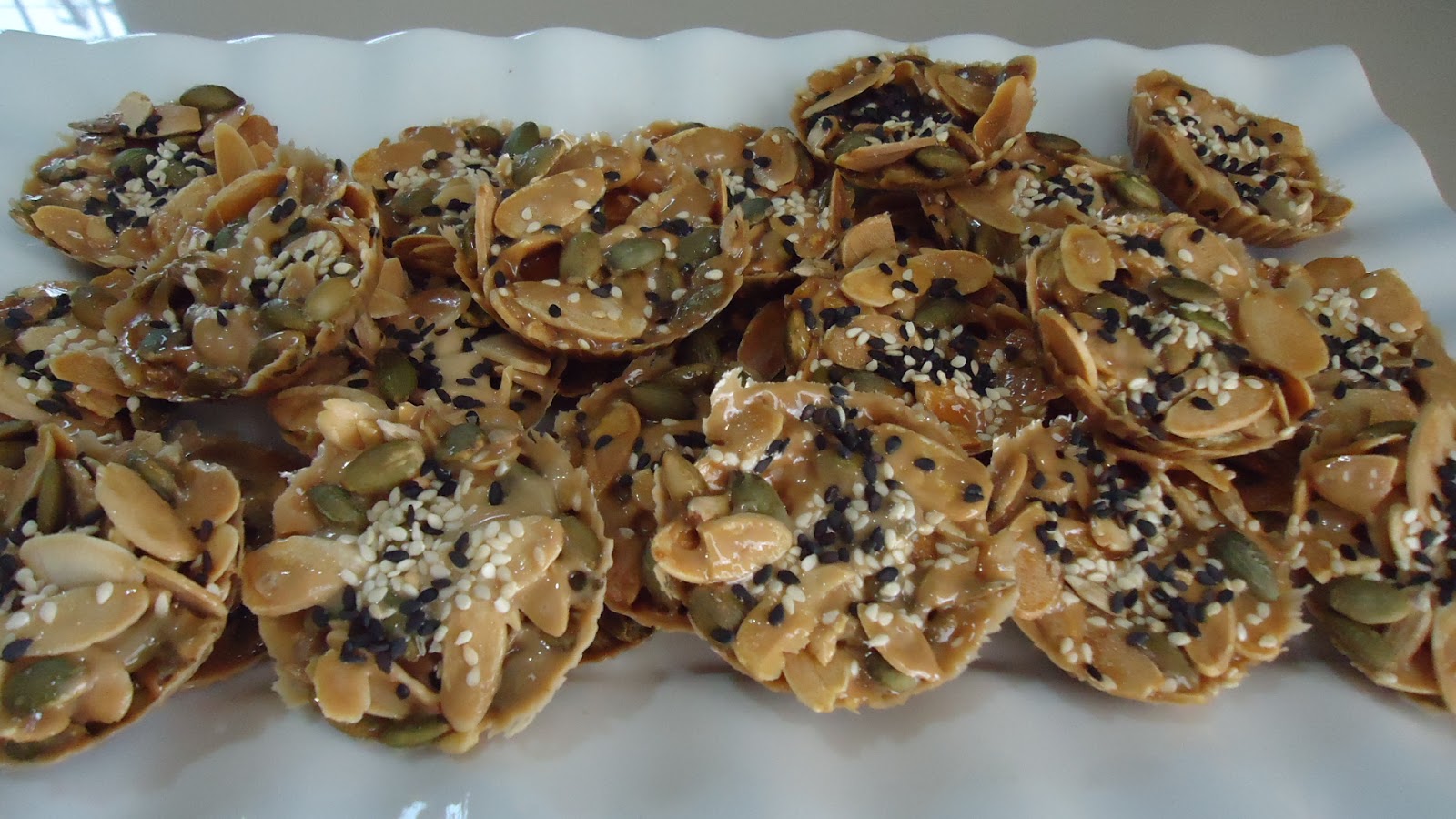 Zara ♥ Baking: BISKUT CRUNCHY CARAMEL ALMOND