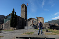 Iglesia de Sant Salvador y plaza Josep Pla en el vértice de la superposición de coladas en  Castellfollit  de la Roca