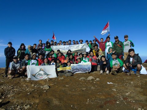 Bertoga-ria di Atap Jawa Barat, Gunung Ciremai