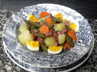 Plato de verduras con jamón salteado y huevo cocido.