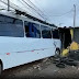 Motorista de ônibus atropela ciclista, arrasta poste e bate em borracharia; vítima morreu