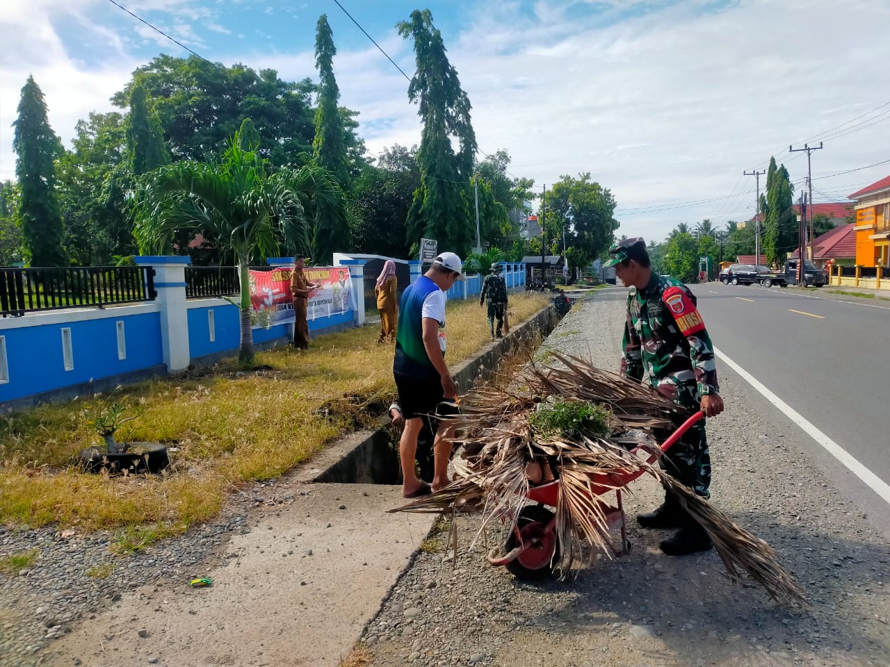 Koramil 1406-03/Maniangpajo Membangun Kemanunggalan melalui Karya Bhakti