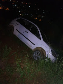 Carro falha em subir rua e vai para em vegetação em Italva