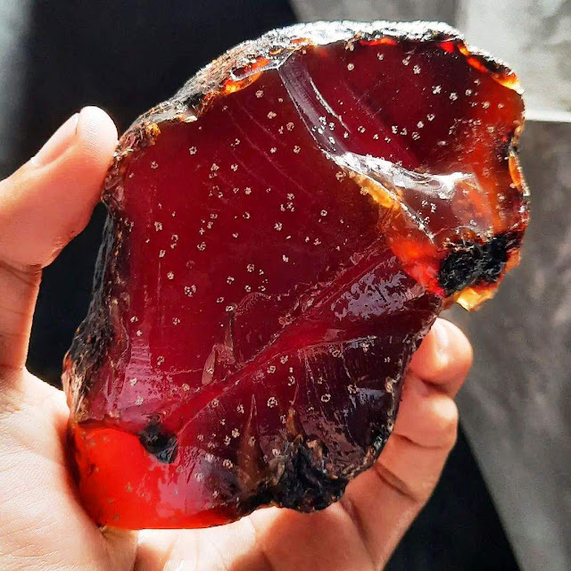 Natural Red amber. Photo: PrimeStoneIndonesia