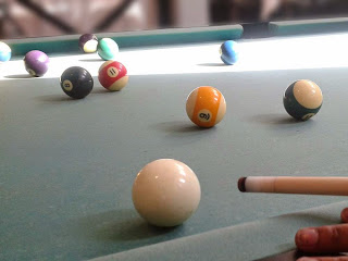 Billard spielen mit Spielball und Queue