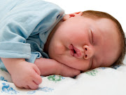 Fotos de lindo bebe descansando sobre la alfombra