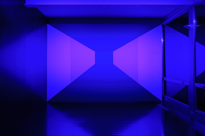 La luz brilla a través de una instalación de panel geométrico teñido de colores por Art Duo Luftwerk