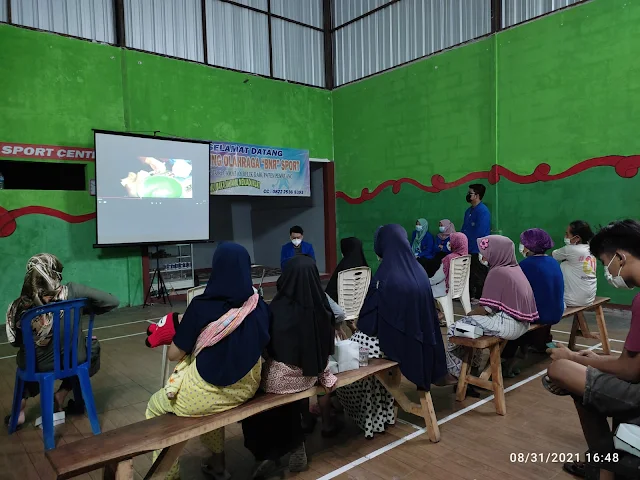 Mahasiswa KKN T AKB Kelompok 111 UMP 2021 Mengolah Limbah Kulit Nanas Sebagai Produk Unggulan