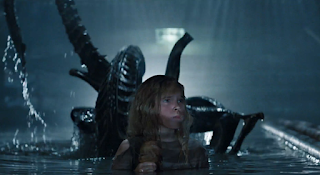 Escena de Aliens: El Regreso con el alien y la niña