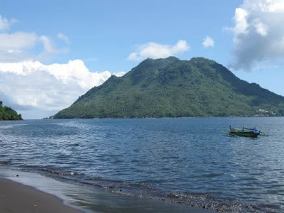 Keindahan alam Danau Tolire dengan latar Gunung Gamalama